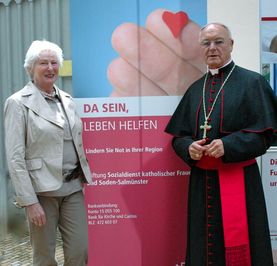 Bischof Algermissen würdigt die Arbeit der Stiftung.
